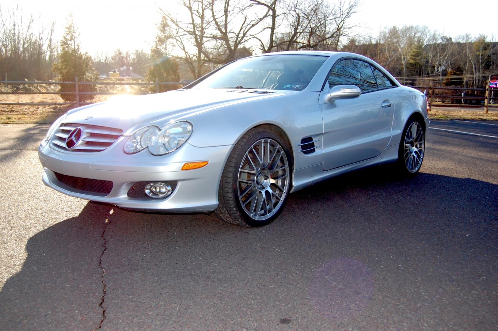 2007 Silver /Black Leather Mercedes-Benz SL-Class SL550 (WDBSK71F57F) with an 5.5L V8 DOHC 32V engine, 7-Speed Automatic Overdrive transmission, located at 6528 Lower York Road, New Hope, PA, 18938, (215) 862-9555, 40.358707, -74.977882 - Here we have a beautiful Sl550 with a 5.5L V8 putting power to the rear wheels via an automatic transmission. The interior offers black leather with wood trim, keyless entry, push button start, adjustable suspension, windscreen, Bose speakers, AM/FM/SAT/NAVIGATION/CD radio, dual climate, heat/ac fro - Photo#0